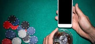 Pemain Indonesia mengakses live casino kilat77 dari smartphone